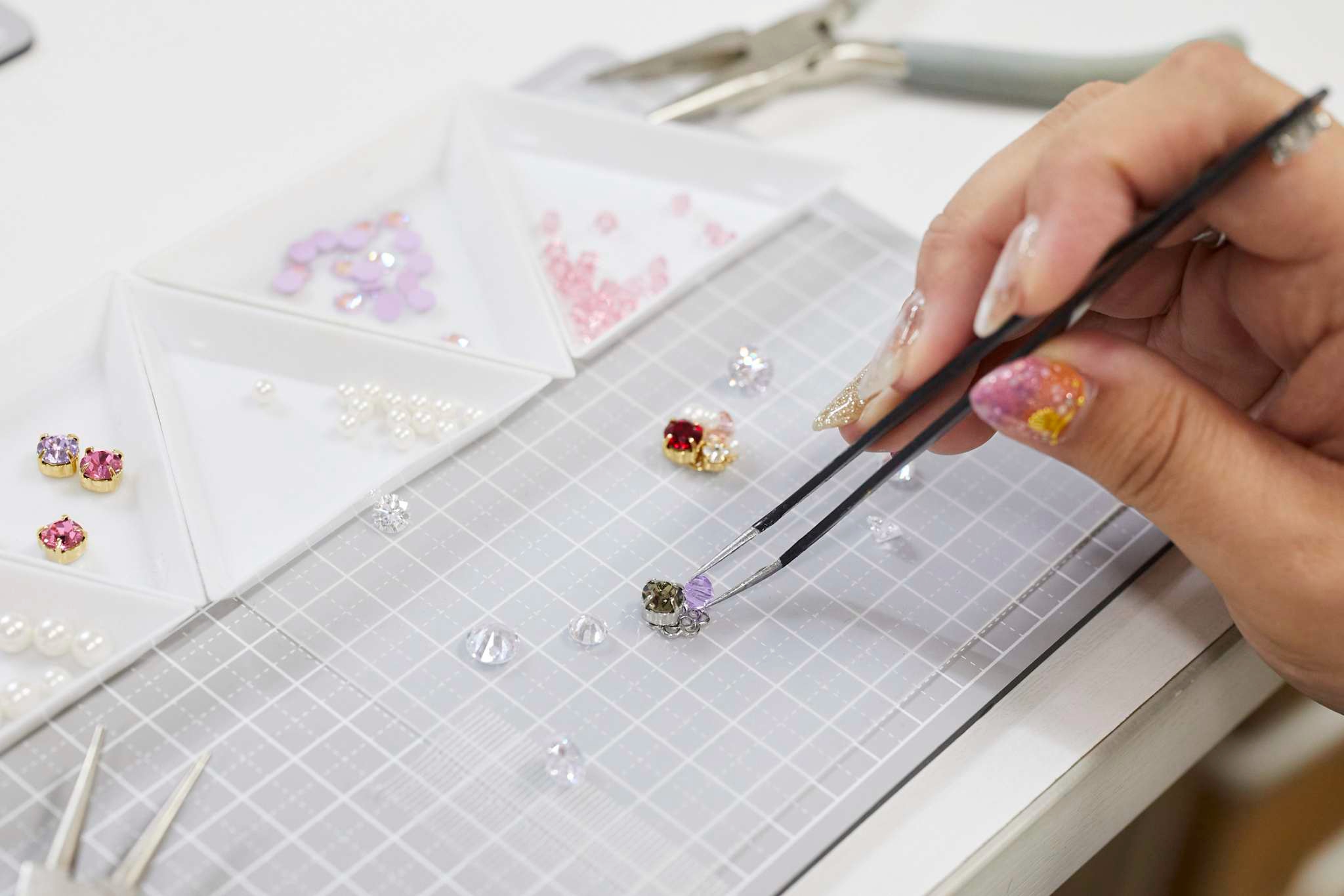 貼るだけピアスPiPPiの制作の様子